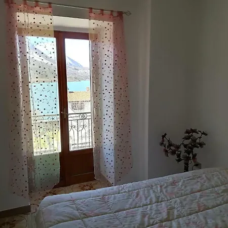 Casa Sul Lago Parco Nazionale D'abruzzo - House On The Lake Side