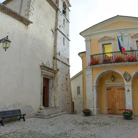 Casa Sul Lago Parco Nazionale D'abruzzo - House On The Lake Side