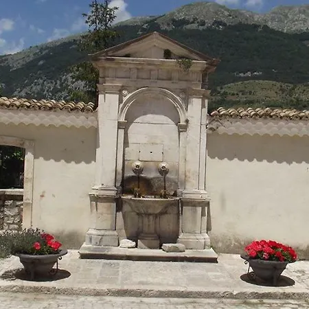 Casa Sul Lago Parco Nazionale D'abruzzo - House On The Lake Side